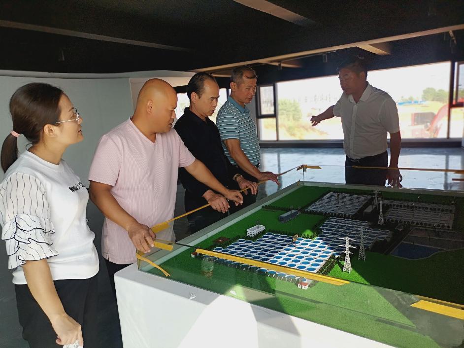 李书云副局长一行参观沙塘农场陆基圆形池规划沙盘.jpg