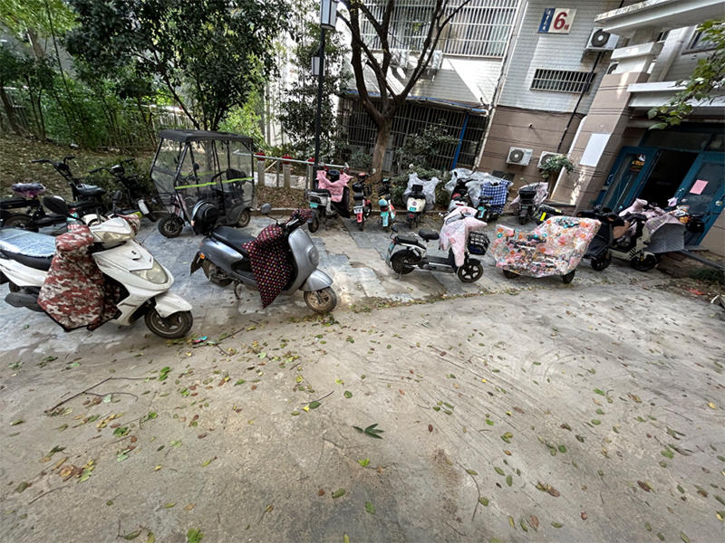 合肥市蜀山区荷叶地街道丹青花园小区6栋电动车杂乱停放,影响居民出行。受访者供图
