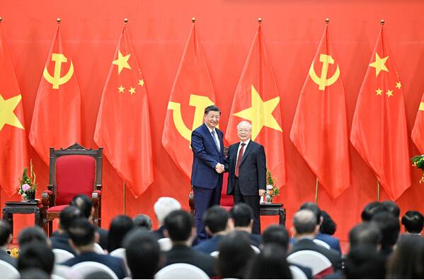 习近平同越共中央总书记阮富仲共同会见中越两国青年和友好人士代表4