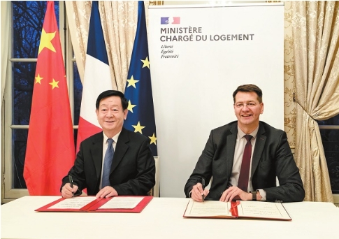 姜万荣副部长率团访问法国