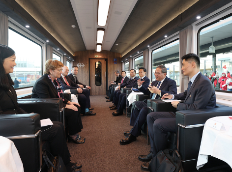 李强同瑞士联邦主席阿姆赫德茶叙