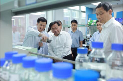 韩俊在中国农业科学院调研时强调